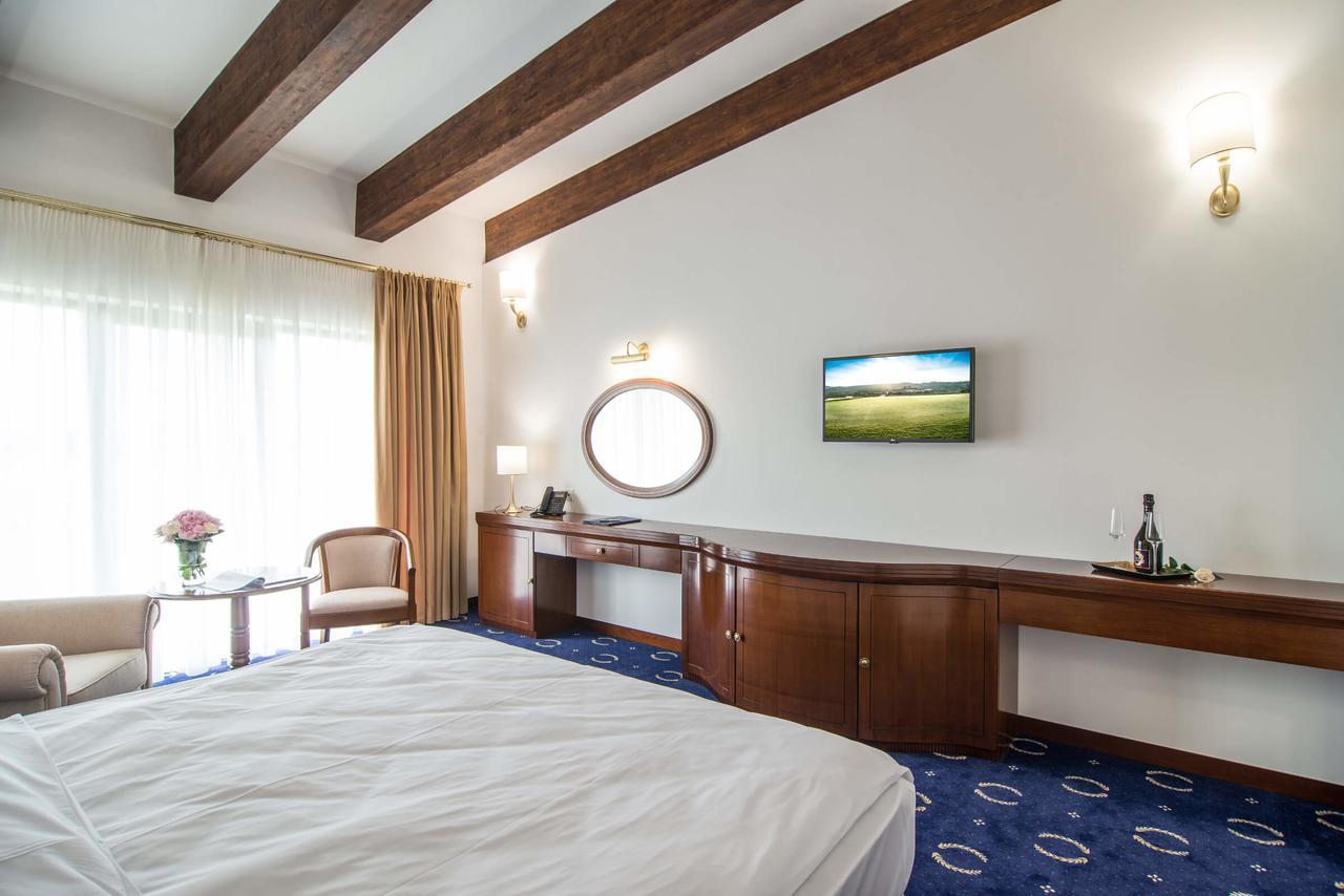 Theodora Golf Club Hotel Alba Iulia Buitenkant foto